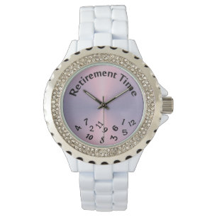 getallen met een getallen die met een metalen roze horloge