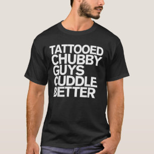 Getatoeëerde dikke kerels knuffelen beter Grappige T-shirt