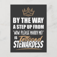 Getatoeëerde stewardess is het ultieme in aantrekk