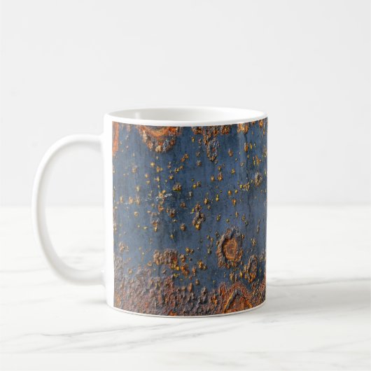 Getextureerde geroest metalen achtergrond. koffiemok (Links)