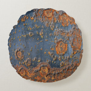 Getextureerde geroest metalen achtergrond. rond kussen