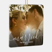 Getrouwd Elegant Script Overlay Dubbelzijdige foto Keramisch Ornament (Rechts)