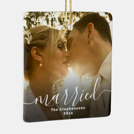 Getrouwd Elegant Script Overlay Dubbelzijdige foto Keramisch Ornament (Rechts)