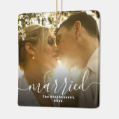 Getrouwd Elegant Script Overlay Dubbelzijdige foto Keramisch Ornament (Links)