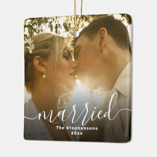 Getrouwd Elegant Script Overlay Dubbelzijdige foto Keramisch Ornament (Links)