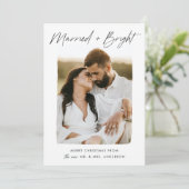 Getrouwd en Bright Black Script Foto Feestdagenkaart (Staand voorkant)