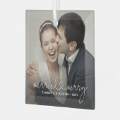 Getrouwd en vrolijk hart script moderne aangepaste glas ornament (Voorkant links)