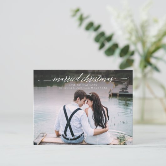 Getrouwd kerstfoto van pasgetrouwden | Witte scrip Feestdagenkaart (Staand voorkant)