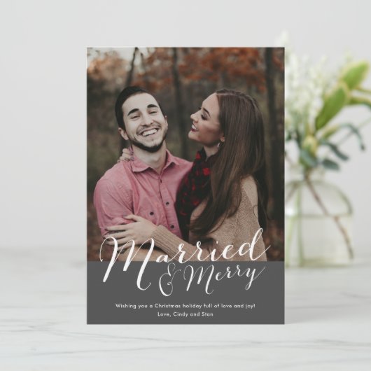 Getrouwd & vrolijk Pas getrouwd Foto Kerst Feestdagenkaart (Staand voorkant)