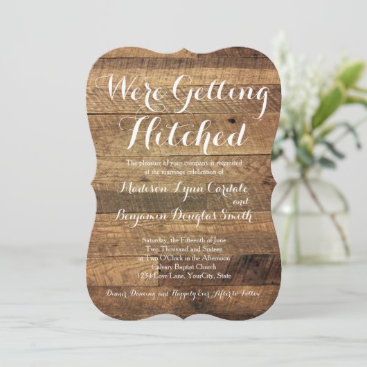 Getting Hitched Barn Wood bruiloft uitnodigingen (Staand voorkant)