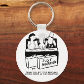 Getuige deelt een bed met bruid en bruidegom. Grap Sleutelhanger (Voorkant)