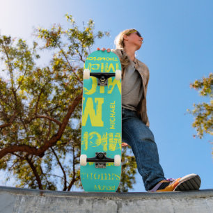 Getypte Wolken met Versteurde Grunge Stedelijke Ty Skateboard