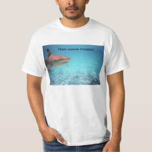 Gevaarlijke haai in het water. t-shirt
