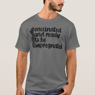 gevaccineerd en klaar om geïmpregneerd te worden t-shirt