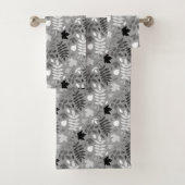 Gevallen bladeren Patroon Monochrome op grijs Bad Handdoek (Insitu)