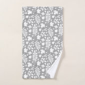Gevallen Bladeren Patroon Wit op Grijs Bad Handdoek (Handdoek)