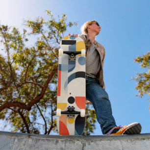 Gevarieerde kleurrijke vormen en stippen skateboard