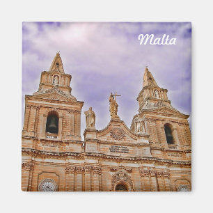 Gevel van kerk in het dorp Mellieha op Malta Magneet