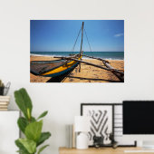 Gevist boot gesleept op strand poster (Thuiskantoor)