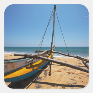 Gevist boot gesleept op strand vierkante sticker