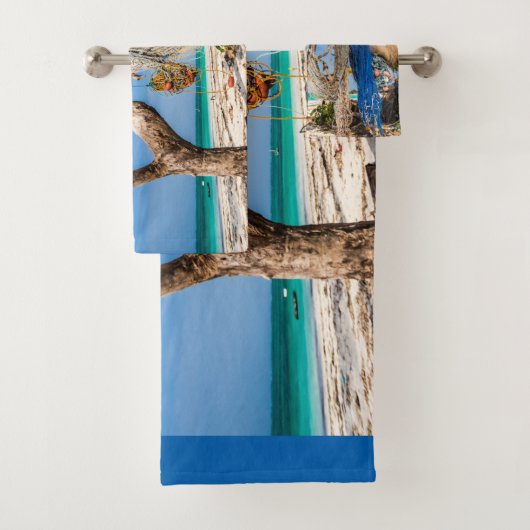 Gevist netten die op het strand drogen bad handdoek (Insitu)