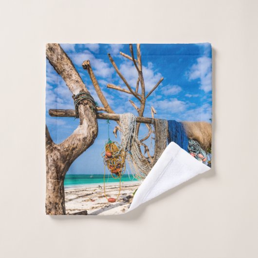 Gevist netten die op het strand drogen bad handdoek (Wasdoekje)