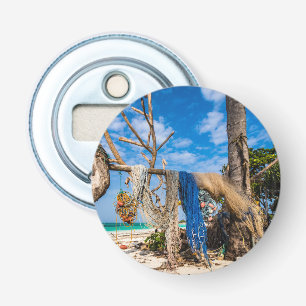 Gevist netten die op het strand drogen button flesopener