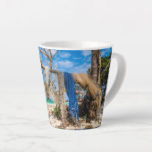 Gevist netten die op het strand drogen latte mok (Rechterhoek)