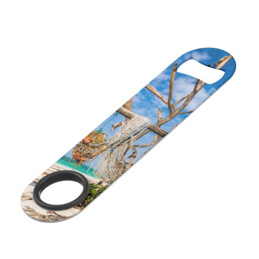 Gevist netten die op het strand drogen speed flessenopener (Achterkant Gekanteld)