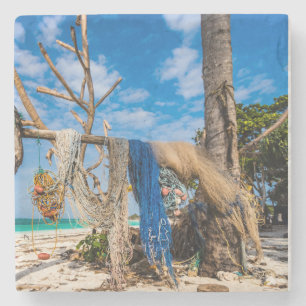 Gevist netten die op het strand drogen stenen onderzetter