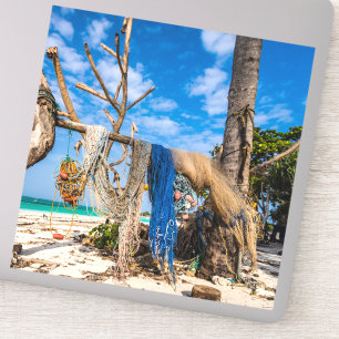 Gevist netten die op het strand drogen sticker