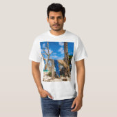 Gevist netten die op het strand drogen t-shirt