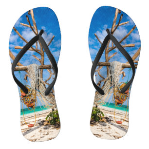 Gevist netten die op het strand drogen teenslippers