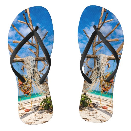 Gevist netten die op het strand drogen teenslippers (Voetbed)