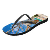 Gevist netten die op het strand drogen teenslippers (Schuin)