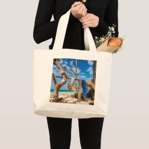 Gevist netten drogen op de grote canvas tas op het
