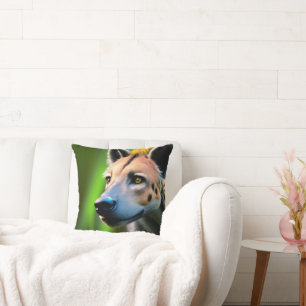 Gevlekt stalking hyena kijken naar zijn prooi, kussen