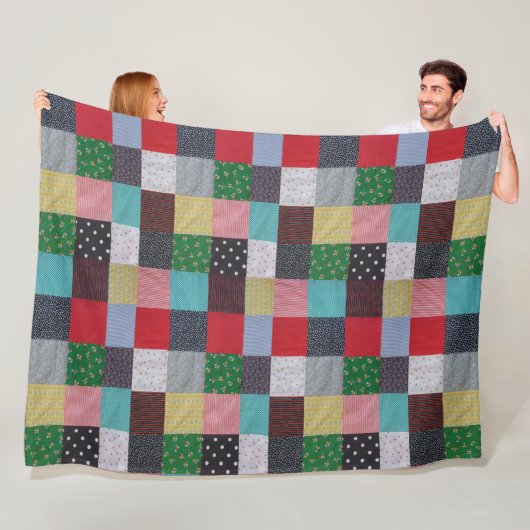 gevlekte vierkanten van kleurrijk patchwork fleece deken (In situ)
