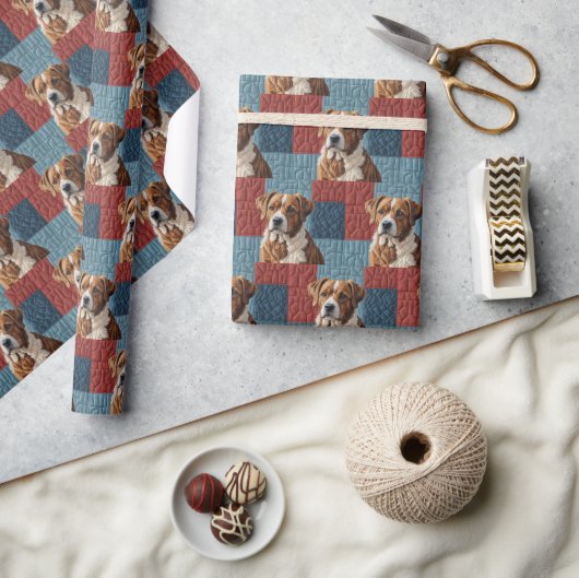 Gewatteerde hond op patchwork patroon cadeaupapier (Crafts)