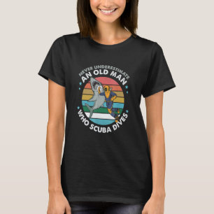 Geweldig Onderschat Nooit Een Oude Man Die Duikt T-shirt