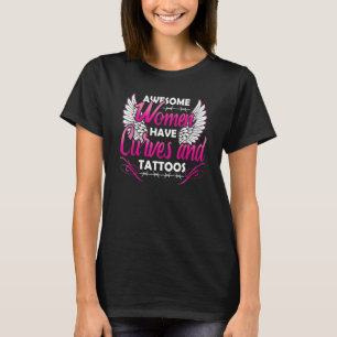 Geweldige vrouwen in de tattoo hebben krommen en T T-shirt