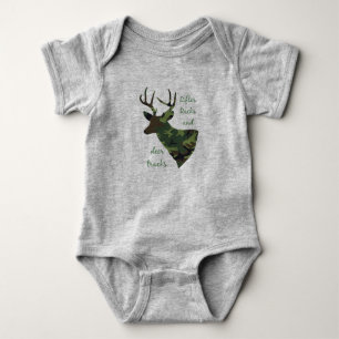 Geweren, vijzels en oorvijgen in Camouflage Romper
