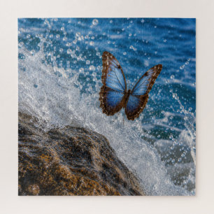 Gewone Morpho Vlinder die boven Oceaan Rots zweeft Legpuzzel