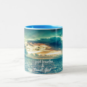 Gewoon ademen en vertrouwen God Faith Quote Tweekleurige Koffiemok
