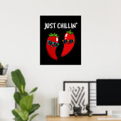 Gewoon Chillin Funny Chili Peppers Pun Dark BG Poster (Thuiskantoor)
