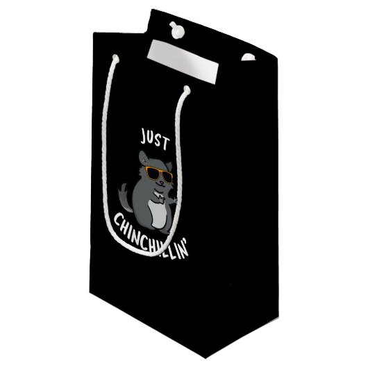 Gewoon Chin-Chillin Funny Chinchilla Pun Dark BG Klein Cadeauzakje (Voorkant Gekanteld)