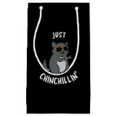 Gewoon Chin-Chillin Funny Chinchilla Pun Dark BG Klein Cadeauzakje (Voorkant)