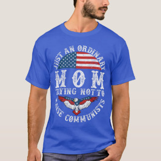 Gewoon een gewone moeder Opvoeden van communisten T-shirt