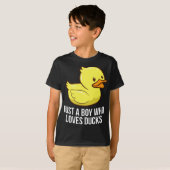 Gewoon een jongen die van Ducks Rubber Duck houdt T-shirt (Voorkant volledig)