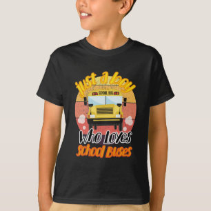 gewoon een jongen die van schoolbussen houdt t-shirt